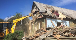 Промышленный демонтаж пристроек к дому в Керчи | Цены от 578 руб. за м2